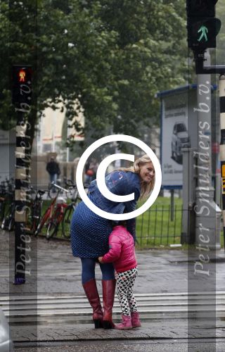 Amsterdam 24 september 2012
Marit v Bohemen met dochter in de storm.
Peter Smulders bv
