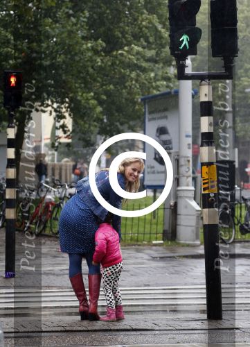 Amsterdam 24 september 2012
Marit v Bohemen met dochter in de storm.
Peter Smulders bv