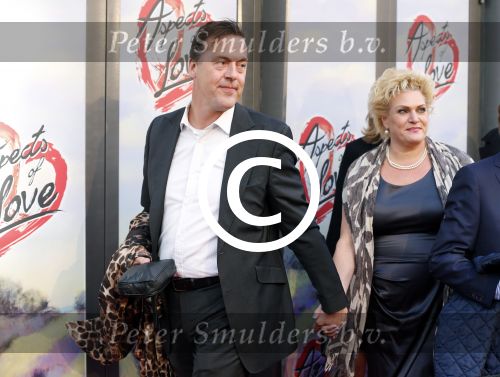 Amsterdam 7 oktober 2012
Premiere Aspects of love in het nieuwe de la mar. Marjolein Touw met nieuwe vriend
Peter Smulders bv