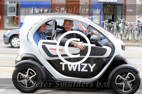 Amsterdam 1 oktober 2012
Das\'s moment bij dr Fish. De bekende mannen reden in een renault Twizy. Mark Lubach
Peter Smulders bv