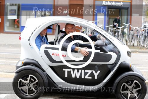 Amsterdam 1 oktober 2012
Das\'s moment bij dr Fish. De bekende mannen reden in een renault Twizy. Mark Lubach
Peter Smulders bv