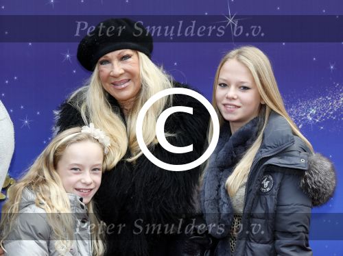 Amsterdam 7 oktober 2012
Premiere Sien en Diego de magische bron van Myra in Pathe Arena
met Jada Borsato Peter Faber en Harold Verwoert ( coole piet Diego) in de hoofdrollen. Marco leontine Luca Jada Senna Mary Borsato en Romy en Jacky Omtzigt .
Peter Smulders bv