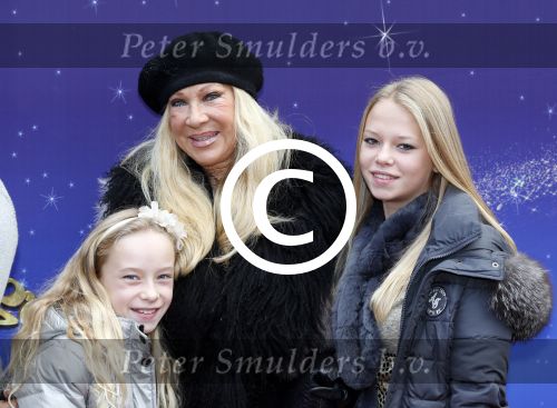 Amsterdam 7 oktober 2012
Premiere Sien en Diego de magische bron van Myra in Pathe Arena
met Jada Borsato Peter Faber en Harold Verwoert ( coole piet Diego) in de hoofdrollen. Marco leontine Luca Jada Senna Mary Borsato en Romy en Jacky Omtzigt .
Peter Smulders bv