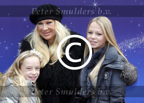 Amsterdam 7 oktober 2012
Premiere Sien en Diego de magische bron van Myra in Pathe Arena
met Jada Borsato Peter Faber en Harold Verwoert ( coole piet Diego) in de hoofdrollen. Marco leontine Luca Jada Senna Mary Borsato en Romy en Jacky Omtzigt .
Peter Smulders bv