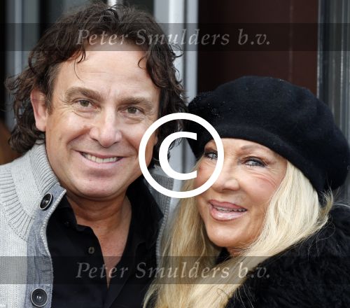 Amsterdam 7 oktober 2012
Premiere Sien en Diego de magische bron van Myra in Pathe Arena
met Jada Borsato Peter Faber en Harold Verwoert ( coole piet Diego) in de hoofdrollen. Marco leontine Luca Jada Senna Mary Borsato en Romy en Jacky Omtzigt .
Peter Smulders bv