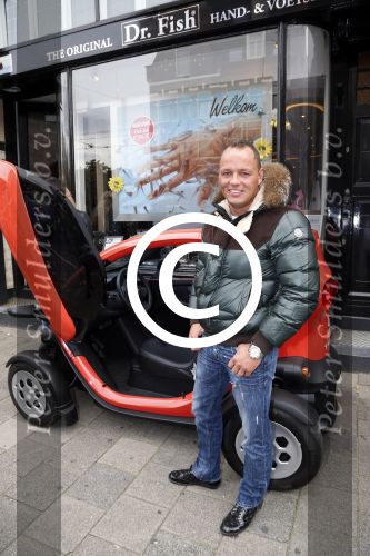 Amsterdam 1 oktober 2012
Das\'s moment bij dr Fish. De bekende mannen reden in een renault Twizy. Michael v d Plas
Peter Smulders bv