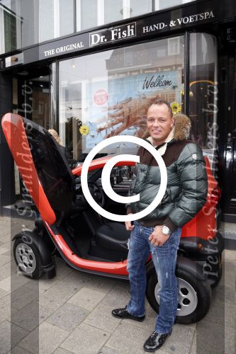 Amsterdam 1 oktober 2012
Das\'s moment bij dr Fish. De bekende mannen reden in een renault Twizy. Michael v d Plas
Peter Smulders bv