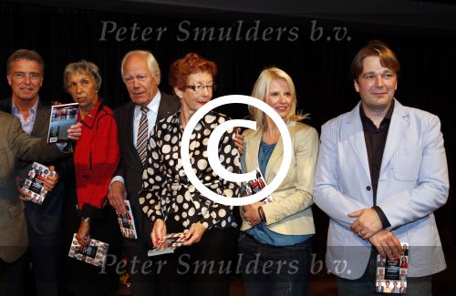 Hilversum 3 oktober 2012
Presentatie boek van nieuwslezers van de NOS bij beeld en geluid.Babs Assink stefan heijewndael sacha de boer frits thors noortje v oostveen harmen Siezen Eugenie Herlaar Eef Brouwers Pia Dijkstra Rien Huizing Joop v Zijl en Rob Trip
Peter Smulders bv