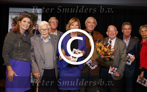 Hilversum 3 oktober 2012
Presentatie boek van nieuwslezers van de NOS bij beeld en geluid.Babs Assink stefan heijewndael sacha de boer frits thors noortje v oostveen harmen Siezen Eugenie Herlaar Eef Brouwers Pia Dijkstra Rien Huizing Joop v Zijl en Rob Trip
Peter Smulders bv