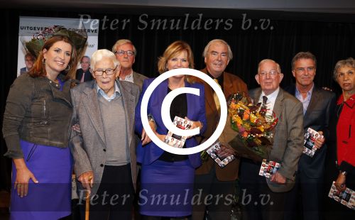 Hilversum 3 oktober 2012
Presentatie boek van nieuwslezers van de NOS bij beeld en geluid.Babs Assink stefan heijewndael sacha de boer frits thors noortje v oostveen harmen Siezen Eugenie Herlaar Eef Brouwers Pia Dijkstra Rien Huizing Joop v Zijl en Rob Trip
Peter Smulders bv
