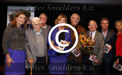 Hilversum 3 oktober 2012
Presentatie boek van nieuwslezers van de NOS bij beeld en geluid.Babs Assink stefan heijewndael sacha de boer frits thors noortje v oostveen harmen Siezen Eugenie Herlaar Eef Brouwers Pia Dijkstra Rien Huizing Joop v Zijl en Rob Trip
Peter Smulders bv