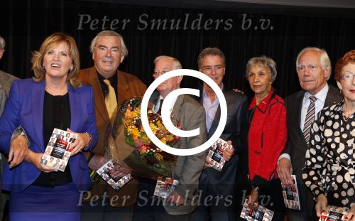 Hilversum 3 oktober 2012
Presentatie boek van nieuwslezers van de NOS bij beeld en geluid.Babs Assink stefan heijewndael sacha de boer frits thors noortje v oostveen harmen Siezen Eugenie Herlaar Eef Brouwers Pia Dijkstra Rien Huizing Joop v Zijl en Rob Trip
Peter Smulders bv