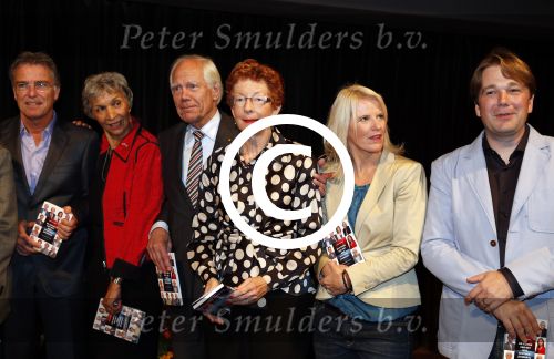 Hilversum 3 oktober 2012
Presentatie boek van nieuwslezers van de NOS bij beeld en geluid.Babs Assink stefan heijewndael sacha de boer frits thors noortje v oostveen harmen Siezen Eugenie Herlaar Eef Brouwers Pia Dijkstra Rien Huizing Joop v Zijl en Rob Trip
Peter Smulders bv