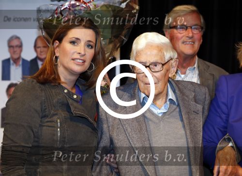 Hilversum 3 oktober 2012
Presentatie boek van nieuwslezers van de NOS bij beeld en geluid.Babs Assink stefan heijewndael sacha de boer frits thors noortje v oostveen harmen Siezen Eugenie Herlaar Eef Brouwers Pia Dijkstra Rien Huizing Joop v Zijl en Rob Trip
Peter Smulders bv