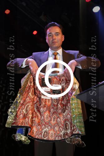 Hilversum 10 oktyober 2012
Gala voor stichting hulphond in studio 21. Jasje gemaakt door de couteriers Stephan Badal Hardies Ronald Kolk Frans Hogendoorn Paul Schulten Addy v d Krommenacker en Jaap Rijnbende. Wim Zegwaard koopt het jasje
Peter Smulders bv