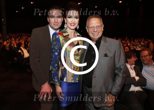 Hilversum 10 oktyober 2012
Gala voor stichting hulphond in studio 21. Jasje gemaakt door de couteriers Stephan Badal Hardies Ronald Kolk Frans Hogendoorn Paul Schulten Addy v d Krommenacker en Jaap Rijnbende. Wim Zegwaard koopt het jasje
Peter Smulders bv