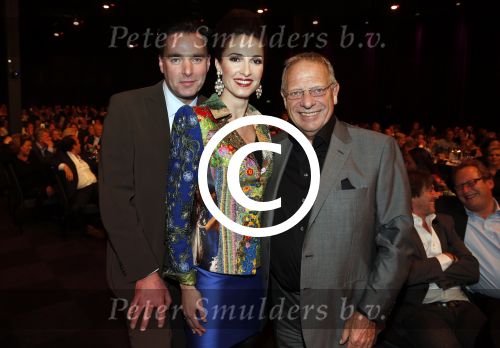 Hilversum 10 oktyober 2012
Gala voor stichting hulphond in studio 21. Jasje gemaakt door de couteriers Stephan Badal Hardies Ronald Kolk Frans Hogendoorn Paul Schulten Addy v d Krommenacker en Jaap Rijnbende. Wim Zegwaard koopt het jasje
Peter Smulders bv