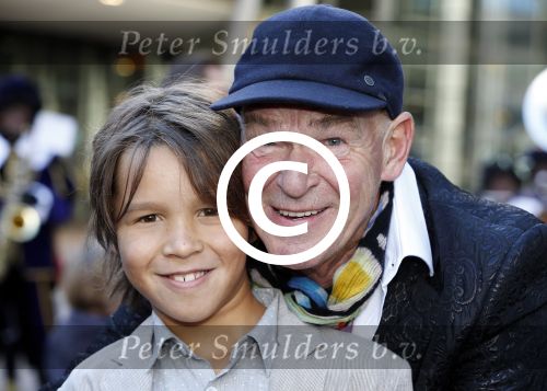 Amsterdam 7 oktober 2012
Premiere Sien en Diego de magische bron van Myra in Pathe Arena
met Jada Borsato Peter Faber en Hrold Verwoert ( coole piet Diego) in de hoofdrollen. Peter met zoon
Peter Smulders bv
