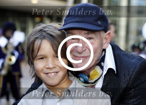 Amsterdam 7 oktober 2012
Premiere Sien en Diego de magische bron van Myra in Pathe Arena
met Jada Borsato Peter Faber en Hrold Verwoert ( coole piet Diego) in de hoofdrollen. Peter met zoon
Peter Smulders bv