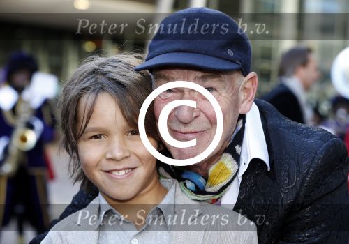 Amsterdam 7 oktober 2012
Premiere Sien en Diego de magische bron van Myra in Pathe Arena
met Jada Borsato Peter Faber en Hrold Verwoert ( coole piet Diego) in de hoofdrollen. Peter met zoon
Peter Smulders bv