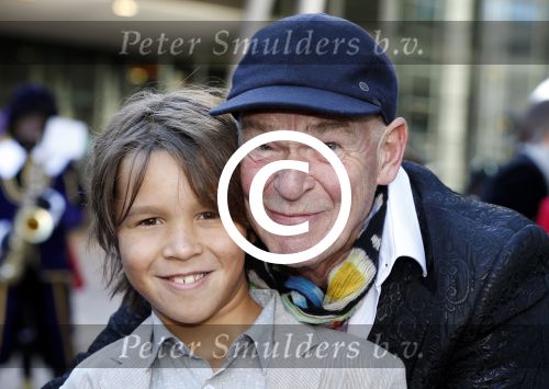 Amsterdam 7 oktober 2012
Premiere Sien en Diego de magische bron van Myra in Pathe Arena
met Jada Borsato Peter Faber en Hrold Verwoert ( coole piet Diego) in de hoofdrollen. Peter met zoon
Peter Smulders bv