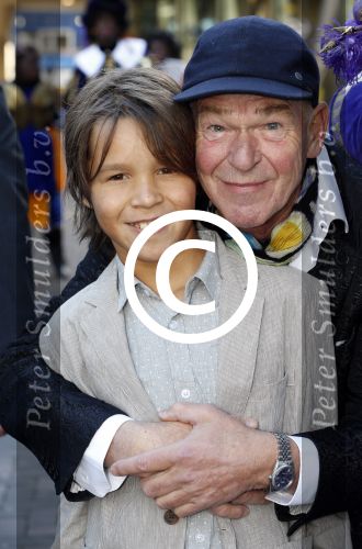 Amsterdam 7 oktober 2012
Premiere Sien en Diego de magische bron van Myra in Pathe Arena
met Jada Borsato Peter Faber en Hrold Verwoert ( coole piet Diego) in de hoofdrollen. Peter met zoon
Peter Smulders bv