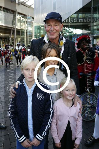 Amsterdam 7 oktober 2012
Premiere Sien en Diego de magische bron van Myra in Pathe Arena
met Jada Borsato Peter Faber en Hrold Verwoert ( coole piet Diego) in de hoofdrollen. Peter met zoon
Peter Smulders bv