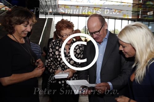 Hilversum 3 oktober 2012
Presentatie boek van nieuwslezers van de NOS bij beeld en geluid. Philip Freriks
Peter Smulders bv