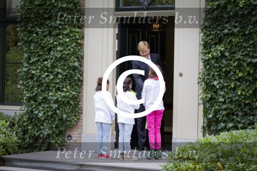 Wassenaar 25 september 2012
Prins Willem Alexander bestelt de eerst kinderpostzegels waarop foto\'s staan van prinses Amalia Ariane en Alexia. DE kinderen bellen aan bij de horsten.
Peter Smulders bv