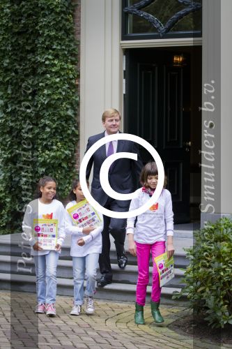 Wassenaar 25 september 2012
Prins Willem Alexander bestelt de eerst kinderpostzegels waarop foto\'s staan van prinses Amalia Ariane en Alexia. DE kinderen bellen aan bij de horsten.
Peter Smulders bv