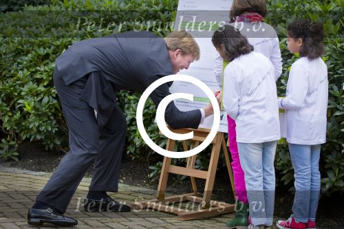 Wassenaar 25 september 2012
Prins Willem Alexander bestelt de eerst kinderpostzegels waarop foto\'s staan van prinses Amalia Ariane en Alexia. DE kinderen bellen aan bij de horsten.
Peter Smulders bv