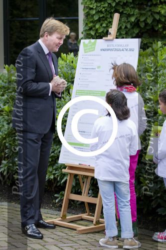 Wassenaar 25 september 2012
Prins Willem Alexander bestelt de eerst kinderpostzegels waarop foto\'s staan van prinses Amalia Ariane en Alexia. DE kinderen bellen aan bij de horsten.
Peter Smulders bv