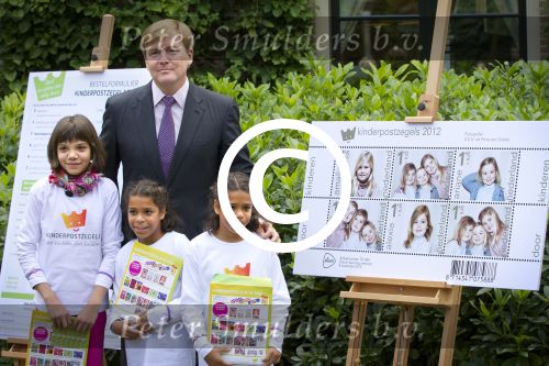 Wassenaar 25 september 2012
Prins Willem Alexander bestelt de eerst kinderpostzegels waarop foto\'s staan van prinses Amalia Ariane en Alexia. DE kinderen bellen aan bij de horsten.
Peter Smulders bv