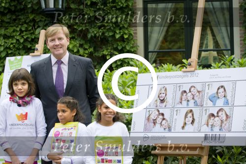 Wassenaar 25 september 2012
Prins Willem Alexander bestelt de eerst kinderpostzegels waarop foto\'s staan van prinses Amalia Ariane en Alexia. DE kinderen bellen aan bij de horsten.
Peter Smulders bv