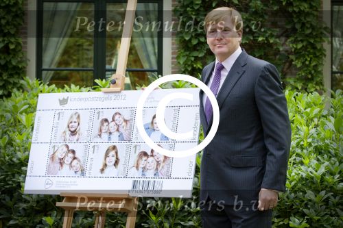 Wassenaar 25 september 2012
Prins Willem Alexander bestelt de eerst kinderpostzegels waarop foto\'s staan van prinses Amalia Ariane en Alexia. DE kinderen bellen aan bij de horsten.
Peter Smulders bv