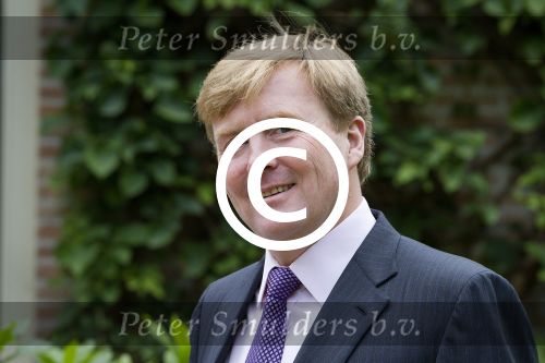 Wassenaar 25 september 2012
Prins Willem Alexander bestelt de eerst kinderpostzegels waarop foto\'s staan van prinses Amalia Ariane en Alexia. DE kinderen bellen aan bij de horsten.
Peter Smulders bv