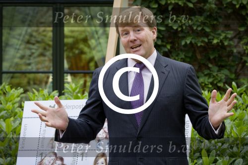 Wassenaar 25 september 2012
Prins Willem Alexander bestelt de eerst kinderpostzegels waarop foto\'s staan van prinses Amalia Ariane en Alexia. DE kinderen bellen aan bij de horsten.
Peter Smulders bv