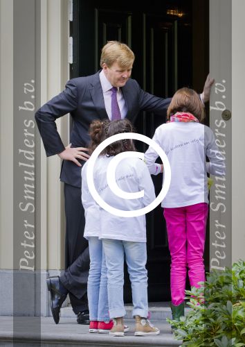 Wassenaar 25 september 2012
Prins Willem Alexander bestelt de eerst kinderpostzegels waarop foto\'s staan van prinses Amalia Ariane en Alexia. DE kinderen bellen aan bij de horsten.
Peter Smulders bv