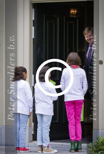 Wassenaar 25 september 2012
Prins Willem Alexander bestelt de eerst kinderpostzegels waarop foto\'s staan van prinses Amalia Ariane en Alexia. DE kinderen bellen aan bij de horsten.
Peter Smulders bv