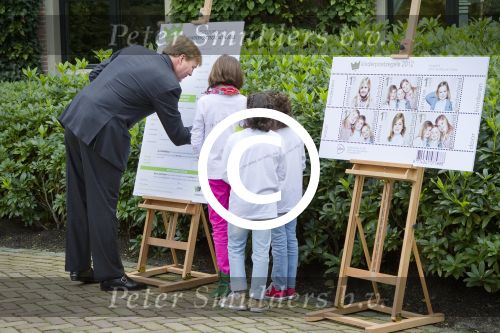 Wassenaar 25 september 2012
Prins Willem Alexander bestelt de eerst kinderpostzegels waarop foto\'s staan van prinses Amalia Ariane en Alexia. DE kinderen bellen aan bij de horsten.
Peter Smulders bv