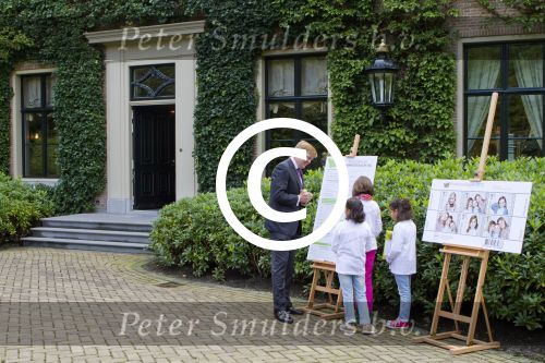 Wassenaar 25 september 2012
Prins Willem Alexander bestelt de eerst kinderpostzegels waarop foto\'s staan van prinses Amalia Ariane en Alexia. DE kinderen bellen aan bij de horsten.
Peter Smulders bv