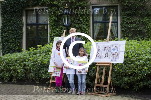Wassenaar 25 september 2012
Prins Willem Alexander bestelt de eerst kinderpostzegels waarop foto\'s staan van prinses Amalia Ariane en Alexia. DE kinderen bellen aan bij de horsten.
Peter Smulders bv