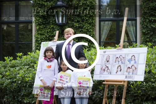 Wassenaar 25 september 2012
Prins Willem Alexander bestelt de eerst kinderpostzegels waarop foto\'s staan van prinses Amalia Ariane en Alexia. DE kinderen bellen aan bij de horsten.
Peter Smulders bv