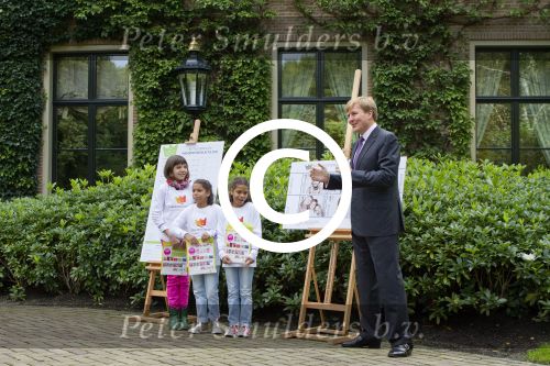Wassenaar 25 september 2012
Prins Willem Alexander bestelt de eerst kinderpostzegels waarop foto\'s staan van prinses Amalia Ariane en Alexia. DE kinderen bellen aan bij de horsten.
Peter Smulders bv