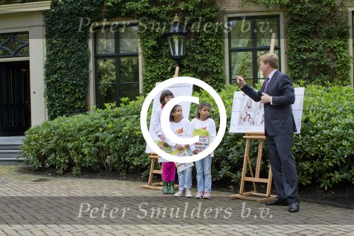 Wassenaar 25 september 2012
Prins Willem Alexander bestelt de eerst kinderpostzegels waarop foto\'s staan van prinses Amalia Ariane en Alexia. DE kinderen bellen aan bij de horsten.
Peter Smulders bv
