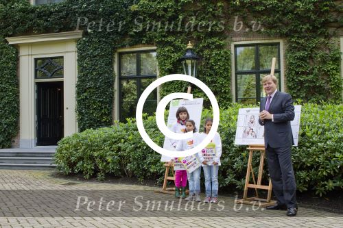 Wassenaar 25 september 2012
Prins Willem Alexander bestelt de eerst kinderpostzegels waarop foto\'s staan van prinses Amalia Ariane en Alexia. DE kinderen bellen aan bij de horsten.
Peter Smulders bv