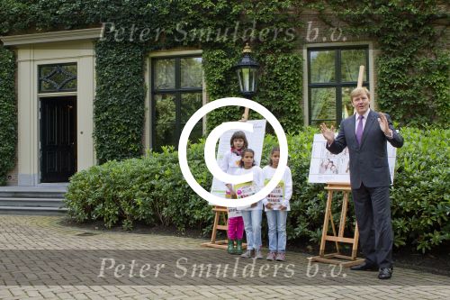 Wassenaar 25 september 2012
Prins Willem Alexander bestelt de eerst kinderpostzegels waarop foto\'s staan van prinses Amalia Ariane en Alexia. DE kinderen bellen aan bij de horsten.
Peter Smulders bv