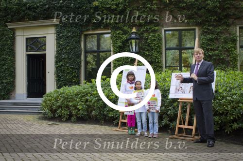 Wassenaar 25 september 2012
Prins Willem Alexander bestelt de eerst kinderpostzegels waarop foto\'s staan van prinses Amalia Ariane en Alexia. DE kinderen bellen aan bij de horsten.
Peter Smulders bv