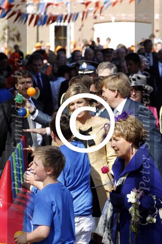 Rhenen en Veenedaal 30 april 2012
Koninginnedag met daarbij aanwezig koningin Beatrix Prins Willem Alexander Prinses Maxima Prins Constantijn Prinses Laurentien Prinses Margrite Prins Maurits Prinses Marilene Prins Bernhard Prinses Annette Prins Pieter Christiaan Prins Floris Prinses Aimee en Pieter v Vollenhoven.
Peter Smulders bv