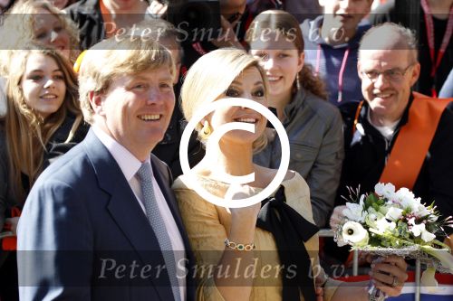 Rhenen en Veenedaal 30 april 2012
Koninginnedag met daarbij aanwezig koningin Beatrix Prins Willem Alexander Prinses Maxima Prins Constantijn Prinses Laurentien Prinses Margrite Prins Maurits Prinses Marilene Prins Bernhard Prinses Annette Prins Pieter Christiaan Prins Floris Prinses Aimee en Pieter v Vollenhoven.
Peter Smulders bv